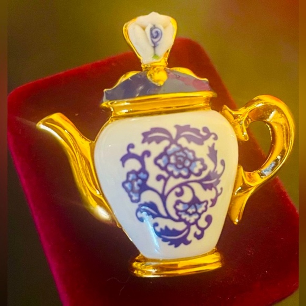 Vintage Goldtone Tea Time Blue/ White Teapot Brooch/ Pin. - Picture 3 of 7